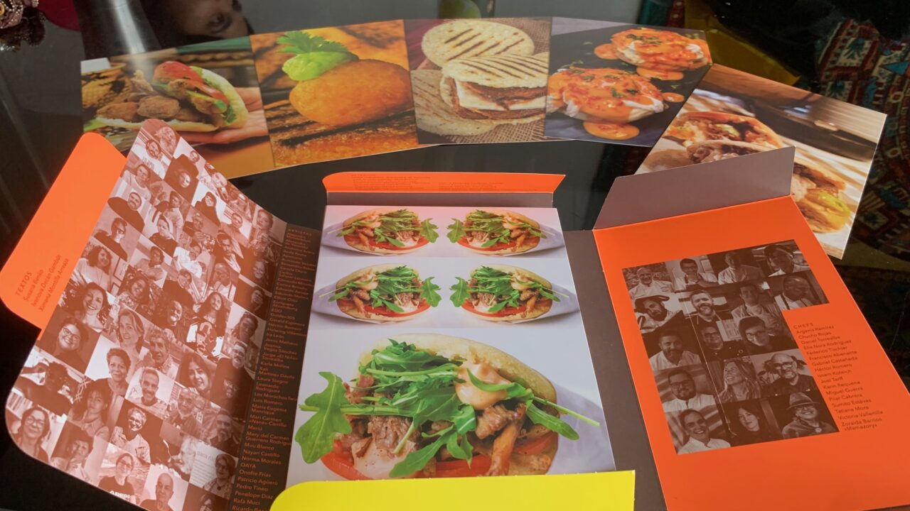 una arepa hecha postal